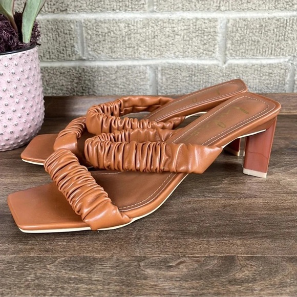 Lulus Slides Size 7.5 - Picture 3 of 3